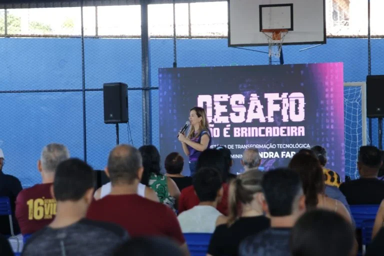 Palestra Desafio Não É Brincadeira em ginásio com público sentado
